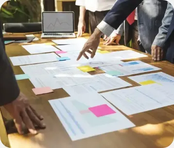 Mesa de trabalho com documentos e gráficos de planejamento