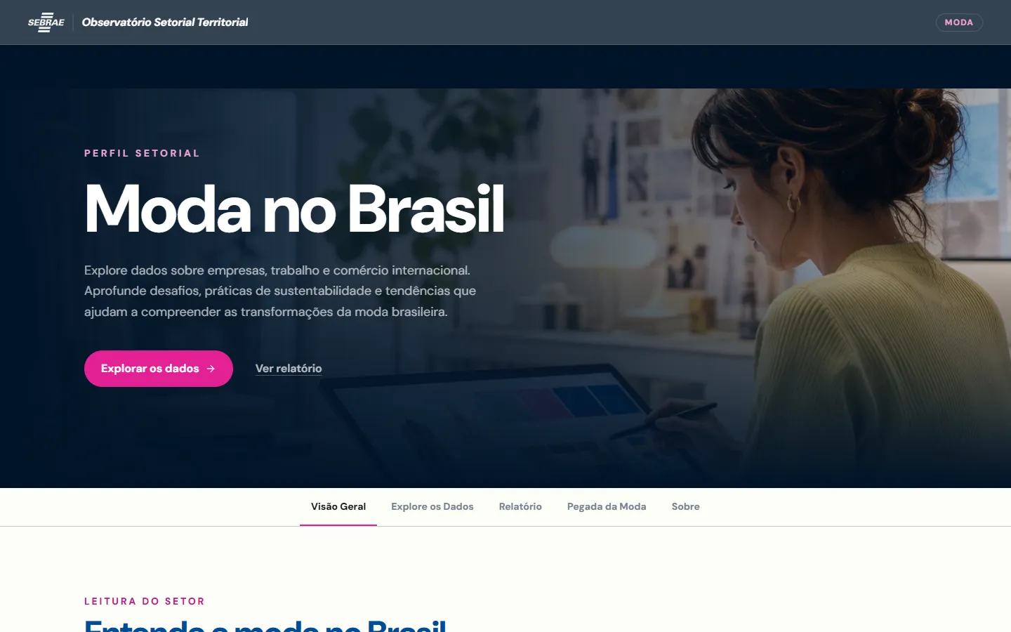Prototype of the observatory with its own visual identity: dark background, the title Moda no Brasil and a pink Explorar os dados button